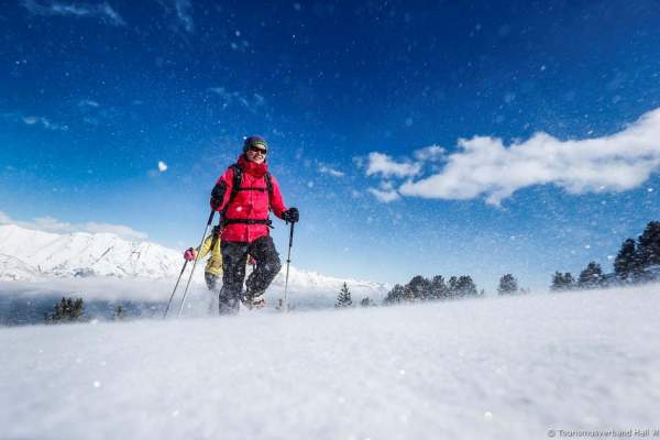 schneeschuhwandern_tourismusverbandhallwattens.jpg